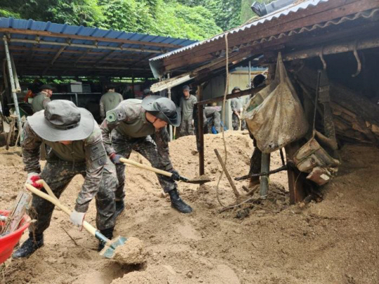 육군2신속대응사단 황금독수리여단 장병들이 16일 집중호우로 피해를 입은 경북 봉화군 주민들을 위해 주택 피해 복구작업을 하고 있다. 육군 제공