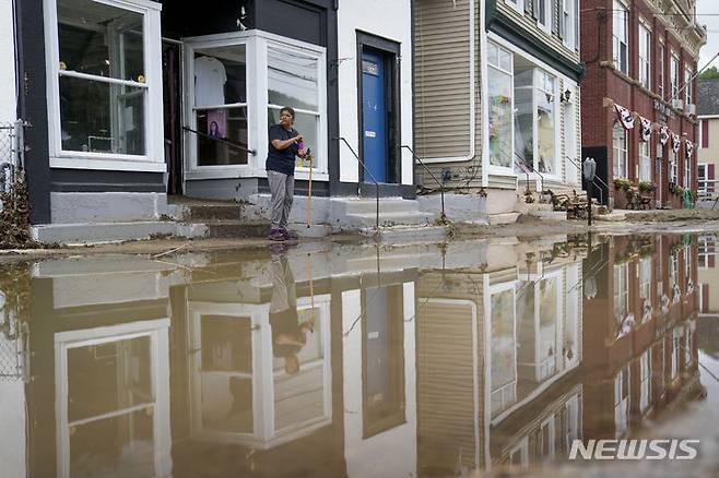 [뉴욕=AP/뉴시스]지난 10일(현지시간) 미국 뉴욕에서 홍수로 인해 상점들이 폐쇄된 모습. 2023.07.17.