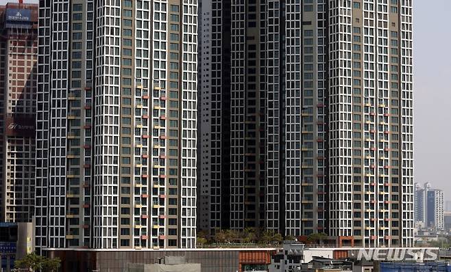 [서울=뉴시스] 최진석 기자 = 7일 국토교통부에 따르면 이날부터 '주택법 시행령' 일부 개정안이 시행되면서 그동안 최대 10년에 달했던 전매행위 제한기간이 수도권 최대 3년, 비수도권 최대 1년으로 단축된다. 이번 전매제한 기간 완화는 개정안 공포·시행 이전에 공급된 주택에 대해서도 소급 적용된다. 당장 서울 주요 단지 13곳에서 분양권 전매가 가능해질 전망이다. 사진은 이날 서울 도심에서 바라본 지난해 4월 7일 이전 청약 당첨자를 발표, 아직 입주가 시작되지 않은 한 단지의 모습. 2023.04.07. myjs@newsis.com