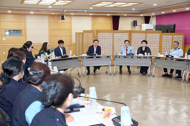 [창원=뉴시스] 강경국 기자 = 홍남표 경남 창원시장이 17일 시청 제3회의실에서 학교·학부모 단체와 교육발전 소통 간담회를 갖고 있다. (사진=창원시청 제공). 2023.07.17. photo@newsis.com *재판매 및 DB 금지