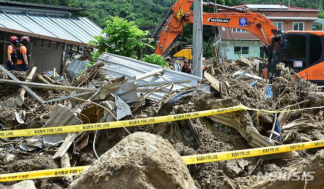 [예천=뉴시스] 이무열 기자 = 17일 오전 경북 예천군 감천면 벌방리 산사태 현장에서 소방대원들이 실종자 수색을 하고 있다. 2023.07.17. lmy@newsis.com