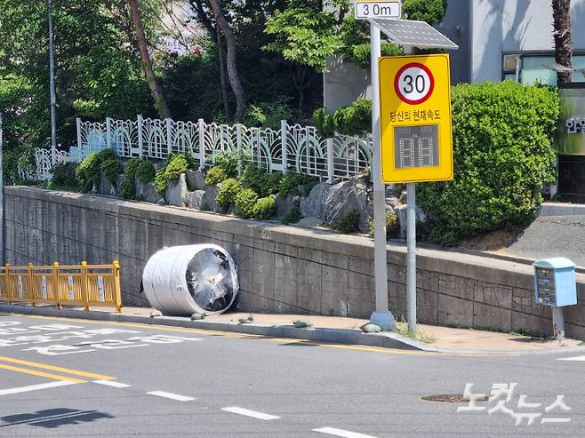 지난 4월 28일 1.7t 상당의 대형 화물이 굴러와 초등학생 황예서 양이 숨지고 어린이와 어른 등 3명이 다치는 사고가 발생한 부산 영도구 청동초등학교 앞 스쿨존 현장. 김혜민 기자