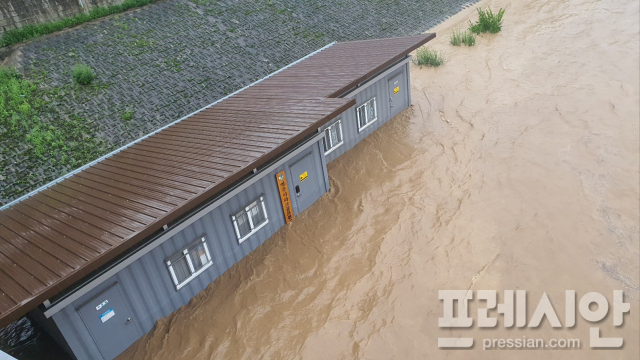 ▲ 집중호우로 서천둔치에 불법으로 설치된 건축물이 불어난 서천에 잠기는 재난상황이 발생했다. 영주시는 불법 건축물을 자진철거하라는 계고장을 2차례 송부했지만 협회측에서는 이에 불응하고 있다고 한다. 불법 건출물에는 전기시설은 물론 수도시설까지 갖추어져 있어 영주시가 이들의 불법을 용인하고 있다는 비판이 일고 있다. ⓒ프레시안(최홍식)