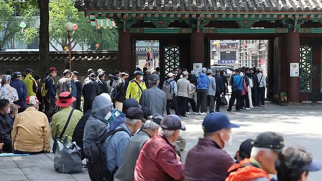 서울 탑골공원 앞 무료급식 기다리는 어르신들