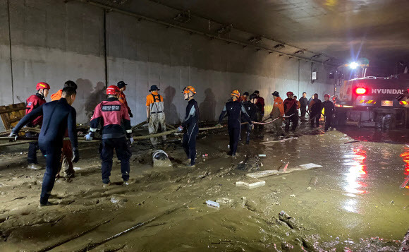 해양경찰청 중앙해양특수구조단이 17일 폭우로 침수된 충북 청주 오송읍 궁평2 지하차도에서 소방 등 관계기관과 함께 실종자 수색을 하고 있다. 해양경찰청 제공