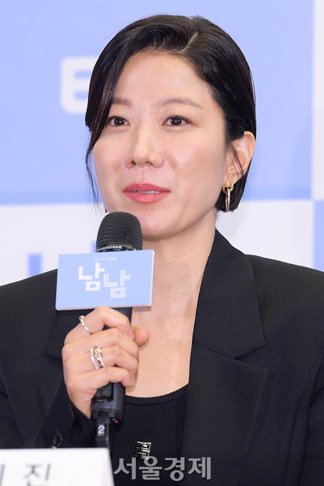 배우 전혜진이 17일 오전 서울 마포구 스탠포드호텔 서울에서 진행된 지니TV 오리지널 ‘남남’(극본 민선애/연출 이민우) 제작발표회에서 소감을 말하고 있다. 김규빈 기자