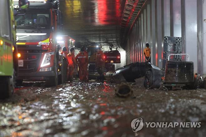 궁평２지하차도 내부서 야간 수색 이어가는 구조대원들 (청주=연합뉴스) 최재구 기자 = 미호천 제방 유실로 침수된 충북 청주시 오송읍 궁평2지하차도에서 16일 밤 해양 경찰 등 구조대원들이 수색 작업을 하고 있다. 2023.7.17 jjaeck9@yna.co.kr