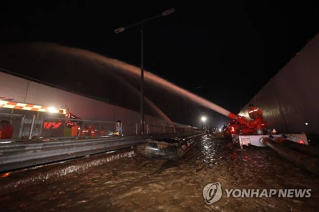 배수작업 이어지는 궁평２지하차도 (청주=연합뉴스) 최재구 기자 = 미호천 제방 유실로 침수된 충북 청주시 오송읍 궁평2지하차도에서 16일 밤 해양 경찰 등 구조대원들이 배수 작업을 하고 있다. 2023.7.16 jjaeck9@yna.co.kr
