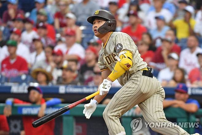 1회 선두 타자 홈런을 치고 타구를 바라보는 김하성  [USA 투데이/로이터=연합뉴스]