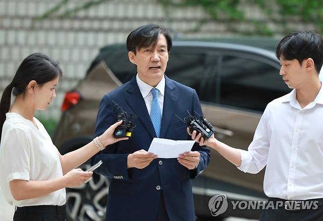 2심 첫 공판 출석하는 조국 전 장관 (서울=연합뉴스) 홍해인 기자 = '자녀 입시비리·감찰무마 의혹'으로 재판에 넘겨진 조국 전 법무부 장관이 17일 서초구 서울고등법원에서 열린 2심 첫 공판에 출석하기에 앞서 발언하고 있다. 2023.7.17 hihong@yna.co.kr