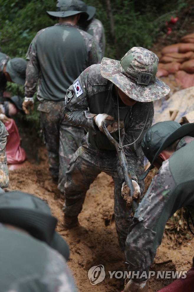 수해 복구 지원하는 35사단 장병 (군산=연합뉴스) 임채두 기자 = 17일 오후 전북 군산시 개정동 동고등학교에서 35사단 군산대대 장병들이 수해를 복구하고 있다. 2023.7.17 doo@yna.co.kr