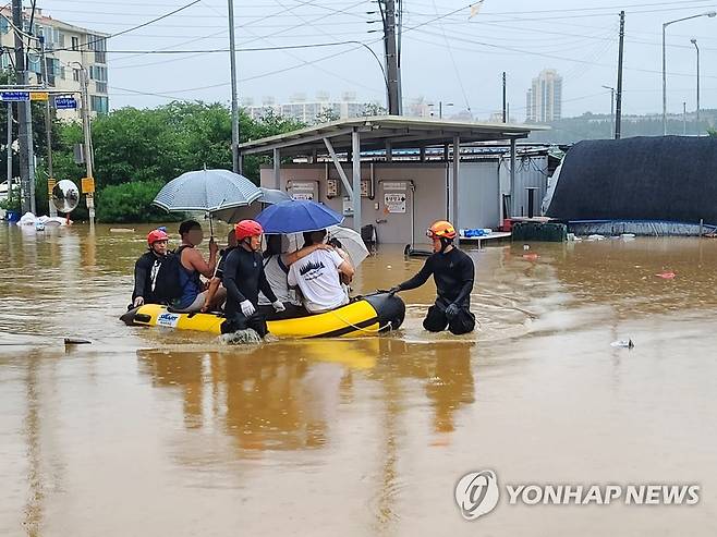 충남 공주시 다세대 주택 침수, 보트 이용해 구조작업 벌이는 119 대원들 (서울=연합뉴스) 15일 많은 비로 침수 피해가 발생한 충남 공주시 옥룡동 다세대 주택 단지에서 119 대원들이 보트를 이용해 구조작업을 벌이고 있다. 2023.7.15 [독자 제공. 재판매 및 DB 금지] photo@yna.co.kr