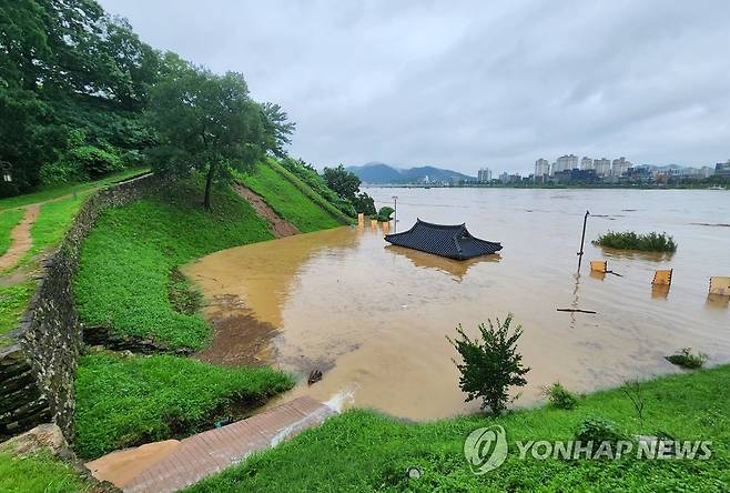 폭우로 침수된 공주 공산성 내 만하루 (공주=연합뉴스) 15일 새벽 충청권에 쏟아진 폭우로 충남 공주시 공산성(사적 12호) 내 만하루가 물에 잠겨 있다. 지난 13일 오후부터 비가 내리기 시작한 공주시에는 현재 호우경보가 발효 중이다. 2023.7.15 [공주시 제공. 재판매 및 DB 금지] sw21@yna.co.kr