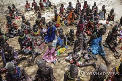 케냐 북부 로모푸스 마을의 주민들 [AP 연합뉴스 자료사진, 재판매 및 DB 금지]