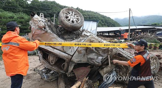 산사태 실종자 수색 사흘째 (예천=연합뉴스) 윤관식 기자 = 17일 오전 경북 예천군 감천면 벌방리 산사태 현장에서 소방 관계자가 실종자 수색을 위해 통제선을 설치하고 있다. 2023.7.17 psik@yna.co.kr