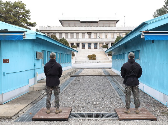 경기도 파주시 판문점에서 우리군 장병들이 북측 판문각을 주시하고 있다. (출처 : 뉴스1)