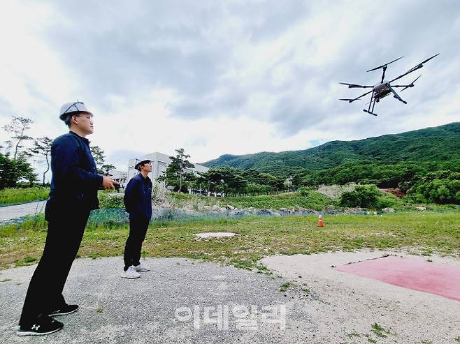 포천시에 소재한 드론 기업 ‘포스웨이브’ 관계자들이 드론 시허을 하고 있다.(사진=정재훈기자)