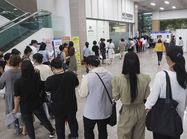 13일 부산시청에서 열린 ‘ 부산 여성 취·창업 박람회’에 구직자와 예비 창업자들이 붐비고 있다.(사진=연합뉴스)