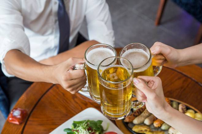 맥주 등 알코올음료는 관절염 증상을 악화시키는 음식 중 하나다. [사진=클립아트코리아]