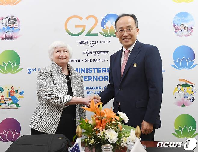 G20 재무장관 중앙은행총재 회의 참석차 인도 간디나가르를 방문중인 추경호 경제부총리 겸 기획재정부 장관이 17일(현지시간) 마하트마 만디르 컨벤션센터(MMCC)에서 재닛 옐런 미국 재무장관과 양자회담 전 악수하고 있다. (기획재정부 제공) 2023.7.18/뉴스1