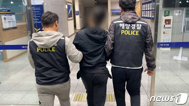 남해해경이 마약 피의자를 체포해 호송하고 있다.(남해해경청 제공)