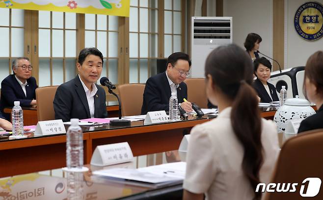 이주호 사회부총리 겸 교육부 장관이 12일 오전 서울 성동구 한양대학교 한양어린이집과 부속유치원을을 찾아 보육현황 살핀 뒤 간담회에서 발언을 하고 있다. 2023.7.12/뉴스1 ⓒ News1 이동해 기자