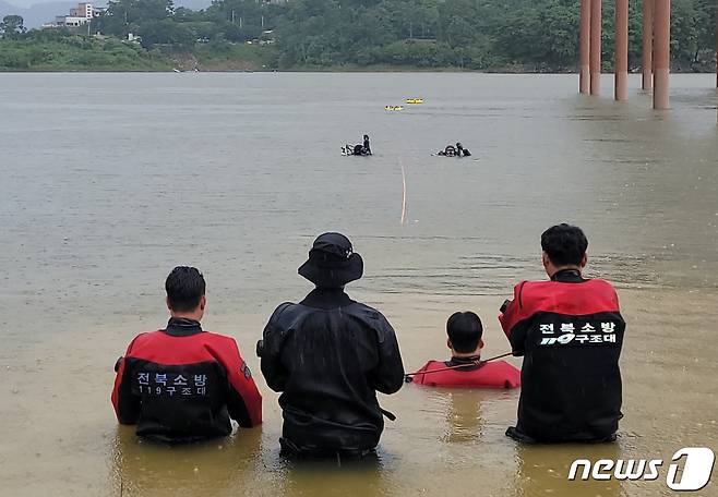 17일 오후 전북 임실군 옥정호에서 전북소방본부 대원들이 실종자 3일차 수색을 진행하고 있다. 소방당국에 따르면 A씨는 지난 15일 오후 옥정호에 수영을 하겠다며 나선 뒤 연락이 닿지 않고 있다.(전북소방본부 제공)2023.7.17/뉴스1