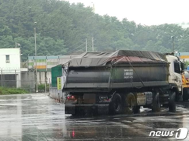 삼척화력발전소에 사용될 석탄 육상운송이 시작된 18일 석탄을 실은 25톤 차량이 강원 동해시 동해항 석탄 하역부두를 빠져나가고 있다. 2023.7.18/뉴스1