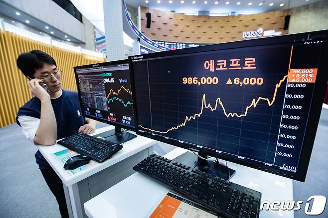 에코프로가 장중 100만원을 기록했던 지난 10일 서울 여의도 한국거래소 모니터에 에코프로 주가가 나오고 있다. 2023.7.10/뉴스1 ⓒ News1 이재명 기자