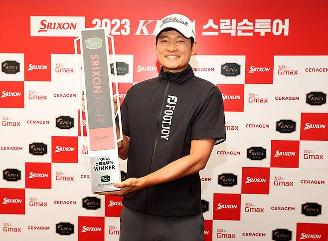 김영규가 18일 군산CC에서 열릴 예정이던 KPGA 스릭슨투어 13회대회가 비로 취소돼 행운의 우승을 차지하고 트로피를 들고 포즈를 취하고 있다. 사진 | KPGA