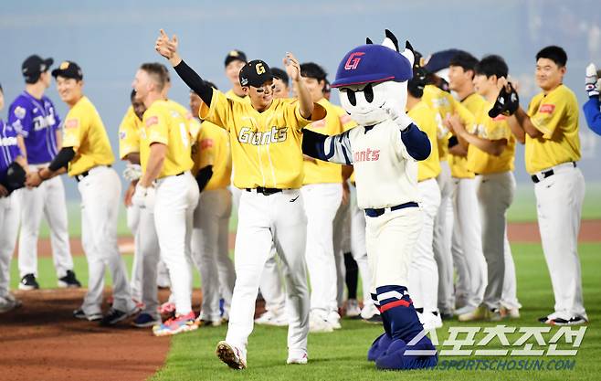 데뷔 첫 시즌 올스타전 출전도 기쁜데 상까지 받으니 행복한 김민석.