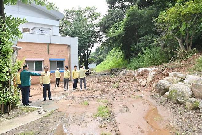 임종식 경북교육감이 수해피해를 입은 문경지역 초등학교를 둘러보고 있다.