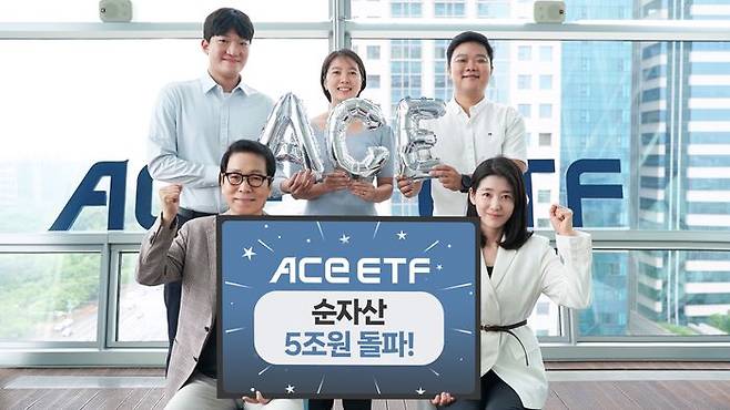 배재규 한국투자신탁운용 대표(앞줄 왼쪽)를 비롯한 임직원들이 ACE ETF 순자산액 5조원 돌파를 기념하고 있다. ⓒ한국투자신탁운용