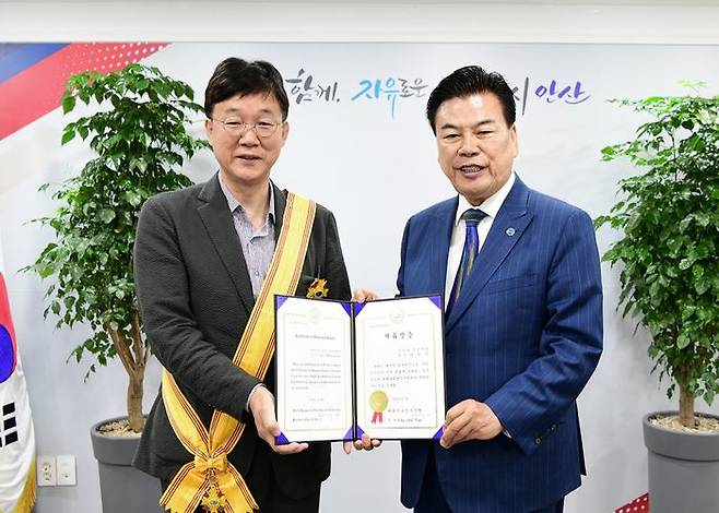 이민근 안산시장(사진 왼쪽)과 최창환 한국자유총연맹 경기도지부회장.ⓒ안산시