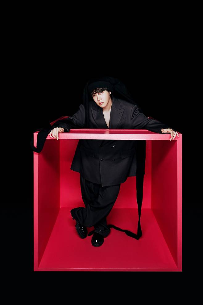 BTS J-Hope expressed a conflicting image.J-Hope posted the first concept photo of the solo album Jack In The Box, Hope Edition on its official SNS on the 18th.J-Hope revealed himself inside and outside the box, which means that he will no longer be restricted by location and will unleash the music world to his hearts content.Jack in the Box is J-Hopes first solo album released last year; it was in the form of a BlaBlaBus album, so no physical CD was provided; it will be reborn as a physical album in about a year.It contains a total of 15 tracks, including 10 songs including the double title songs Burning Fire and More, three live songs from Lollapalooza and two instrumental songs.Big Hit Music said, J-Hope participated in the production of the album before joining the army so that more fans could enjoy Jack in the Box.