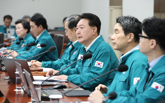 윤석열 대통령이 18일 서울 용산 대통령실 청사에서 열린 국무회의에서 발언하고 있다. 대통령실통신사진기자단=연합뉴스