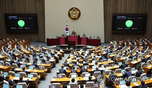 영아 살해·유기범도 일반 살인·유기범처럼 최대 사형에 처하도록 처벌을 강화하는 내용의 형법 개정안이 18일 국회 본회의에서 통과되고 있다. [연합뉴스]