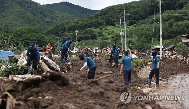 17일 오후 경북 예천군 효자면 산사태 피해 현장에서 실종자 수색 및 복구 작업이 펼쳐지고 있다. 연합뉴스