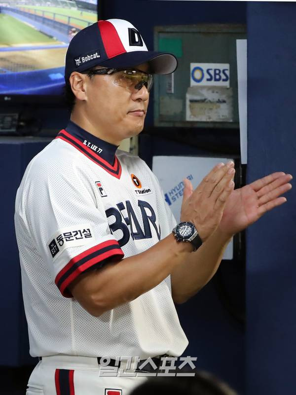 2023 KBO 프로야구 두산베어스와 키움히어로즈의 경기가 9일 오후 서울 잠실야구장에서 열렸다. 9대 2 승리, 8연승을 거둔 두산 이승엽 감독이 경기가 종료되자 박수를 치고 있다. 잠실=김민규 기자 mgkim1@edaily.co.kr