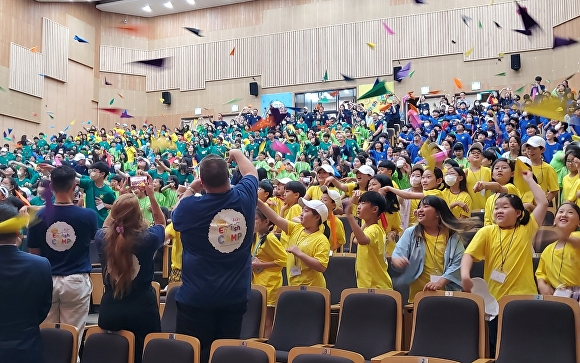 국제학교 영어캠프에 참가한 학생들이  세인트존스베리아카데미 제주 대강당에서 종이비행기를 날리며 함성을 지르고 있다  [사진=제주특별자치도교육청]