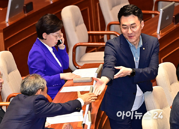 김남국 무소속 의원이 18일 오후 서울 여의도 국회에서 열린 제408회 국회 제1차 본회의에서 동료 의원들과 인사를 하고 있다. [사진=곽영래 기자]