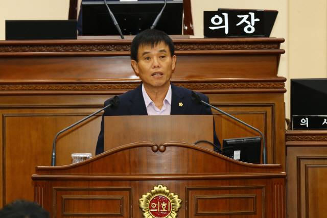 ▲ 이영욱(홍천) 강원도의원이 18일 강원특별자치도의회 제321회 임시회 도정질의에서 특수목적고등학교에서 농어촌 자율학교로 최근 전환된 양구 소재 강원외국어고등학교의 입학 정원 축소를 주장하고 나섰다. [도의회 제공]