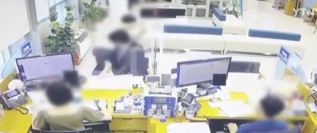 ▲ 지난 17일&nbsp;낮 12시10분쯤 중랑구 상봉동 한 은행 창구에서 100억원을 120억원으로 불려주겠다며 거액을 입금받은 뒤 수표로 바꿔 달아나는 사건이 발생했다. YTN 영상 캡쳐