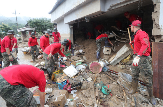 Soldiers from the 1st Marine Division engage in restoration efforts in Yecheon County, North Gyeongsang, on Tuesday following a landslide. [YONHAP]