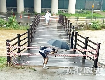 18일 오후 용인특례시 기흥구 보정동 카페거리 인근 탄천에서 20대 청년들이 출입금지 팻말을 무시한 채 다리를 건너고 있다. 김경수기자