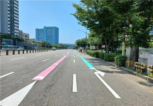 인천경찰청이 교통체증 해소를 위해 그린 인항로 차량유도선. 인천경찰청 제공