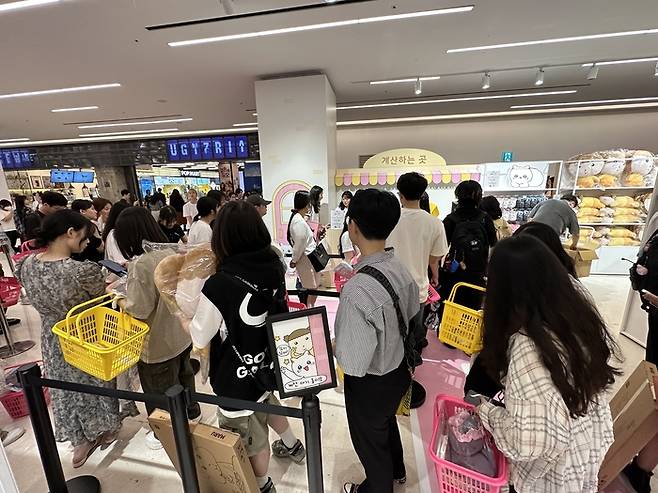 지난달 29일부터 이달 12일까지 스타필드 코엑스몰에서 진행한 네이버웹툰 팝업스토어의 현장 모습. <네이버웹툰>