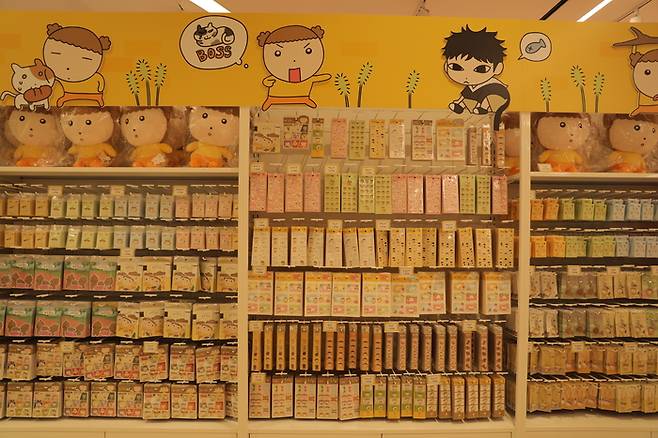 지난달 29일부터 이달 12일까지 스타필드 코엑스몰에서 진행한 네이버웹툰 팝업스토어에서 판매된 웹툰 굿즈 모습. <네이버웹툰>