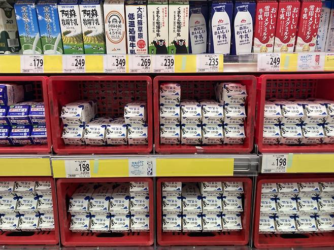 일본의 한 마트에서 판매되고 있는 우유들. 우유 한 팩에 200엔 전후의 가격으로 한국 돈으로 2000원 초반대의 가격이다.[독자 제공]
