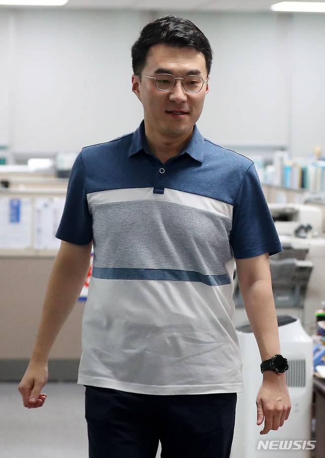 [서울=뉴시스] 추상철 기자 = 김남국 무소속 의원이 3일 오전 서울 여의도 국회에서 의원실에 출근해 있다. 2023.07.03. scchoo@newsis.com